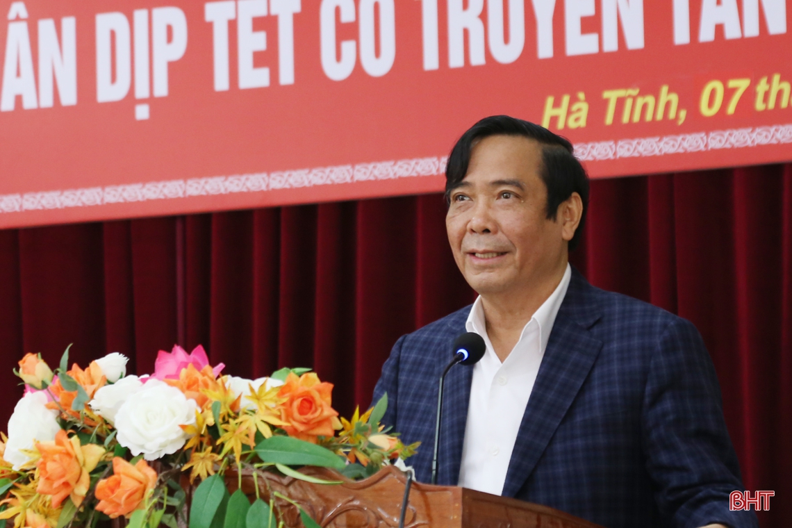 Phó Trưởng ban Thường trực Ban Tổ chức Trung ương trao quà tết tại Hà Tĩnh