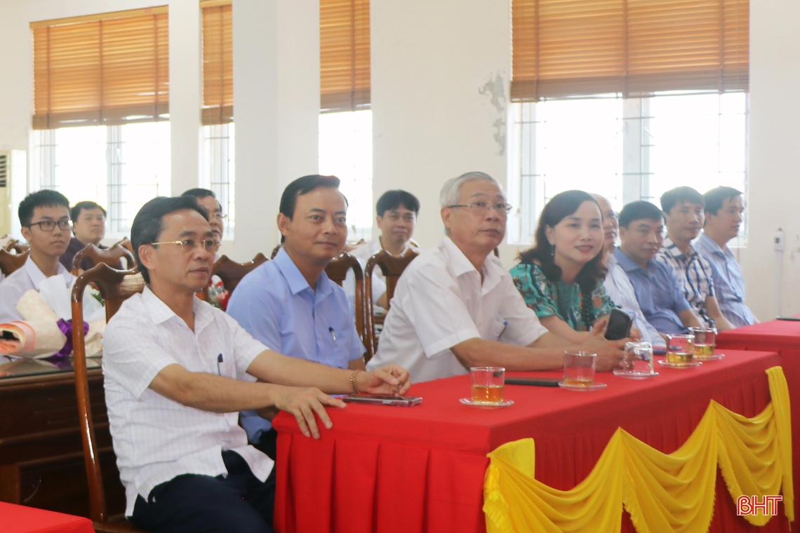 Lãnh đạo tỉnh chúc mừng 2 học sinh Hà Tĩnh dự các kỳ thi quốc tế
