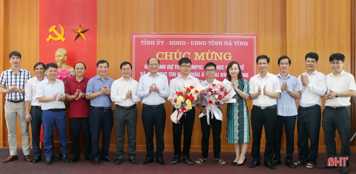 Lãnh đạo tỉnh chúc mừng 2 học sinh Hà Tĩnh dự các kỳ thi quốc tế