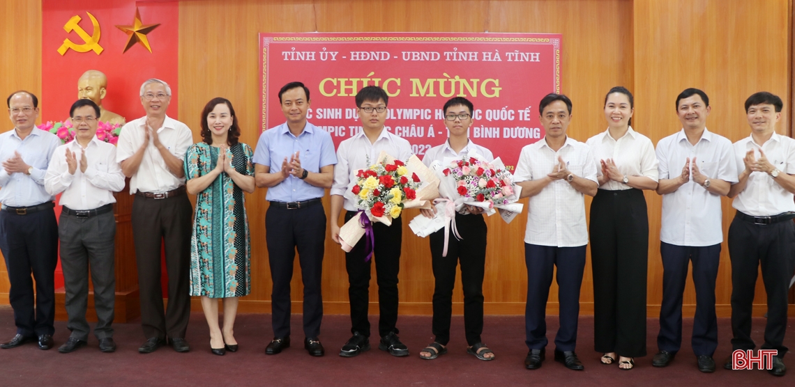 Lãnh đạo tỉnh chúc mừng 2 học sinh Hà Tĩnh dự các kỳ thi quốc tế