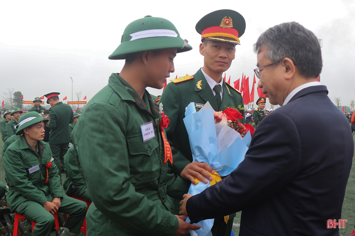 Lãnh đạo Hà Tĩnh, Bộ Quốc phòng dự lễ giao nhận quân tại các địa phương