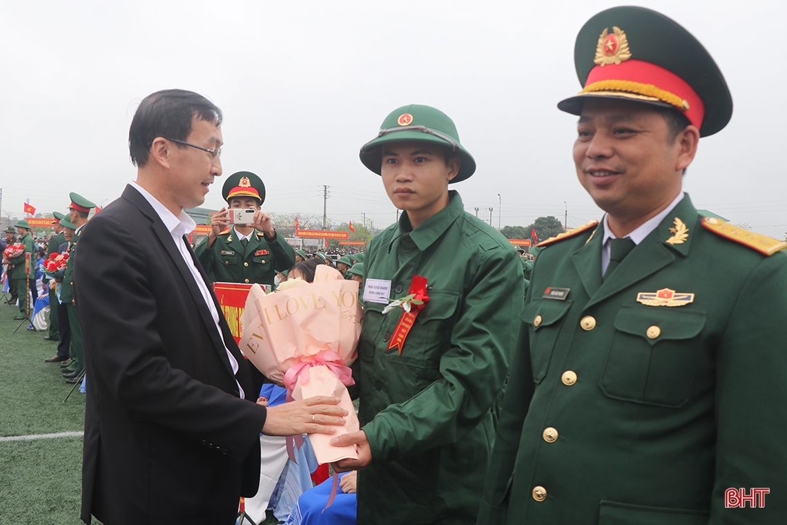Lãnh đạo Hà Tĩnh, Bộ Quốc phòng dự lễ giao nhận quân tại các địa phương