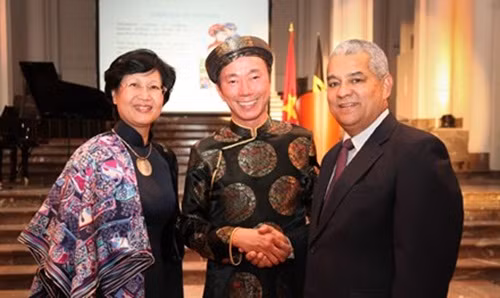 dai su pham sanh chau nguoi con ha tinh thi lam tong giam doc unesco