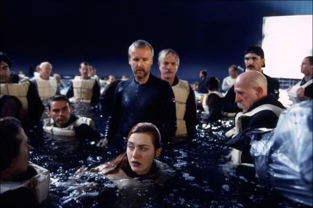 Phim trường Titanic trở nên căng thẳng vì sự cầu toàn của đạo diễn. titanic va nhung bi mat cat giau suot 20 nam