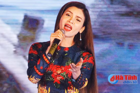 xuan thanh bien hat chinh thuc khai truong mua du lich bien ha tinh