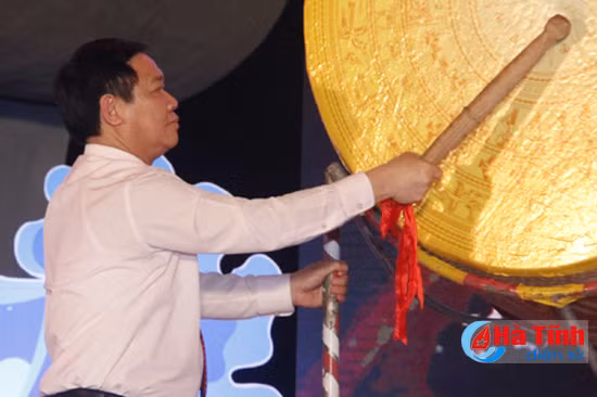 xuan thanh bien hat chinh thuc khai truong mua du lich bien ha tinh