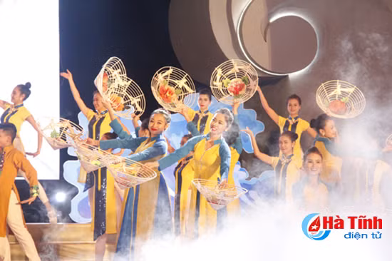 xuan thanh bien hat chinh thuc khai truong mua du lich bien ha tinh