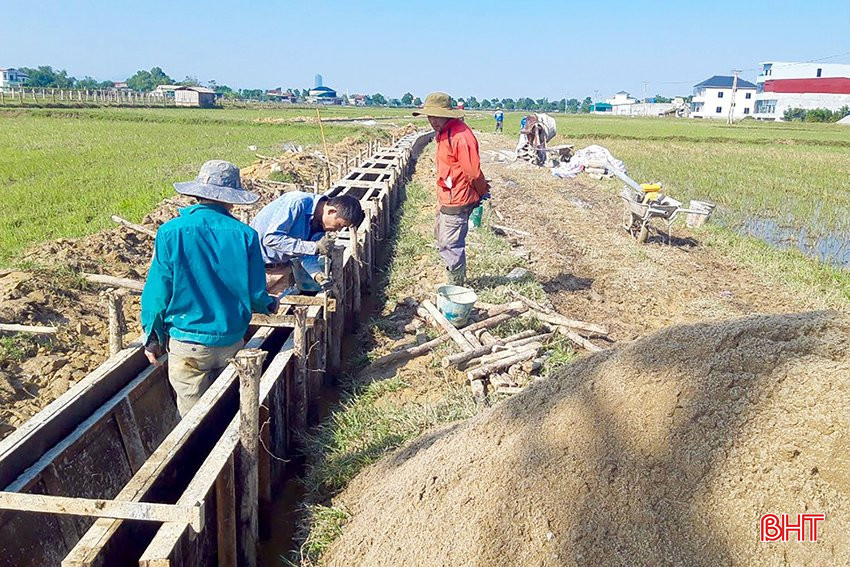 Nhân dân xã Tân Lâm Hương (Thạch Hà) làm kênh mương nội đồng. 3.jpg
