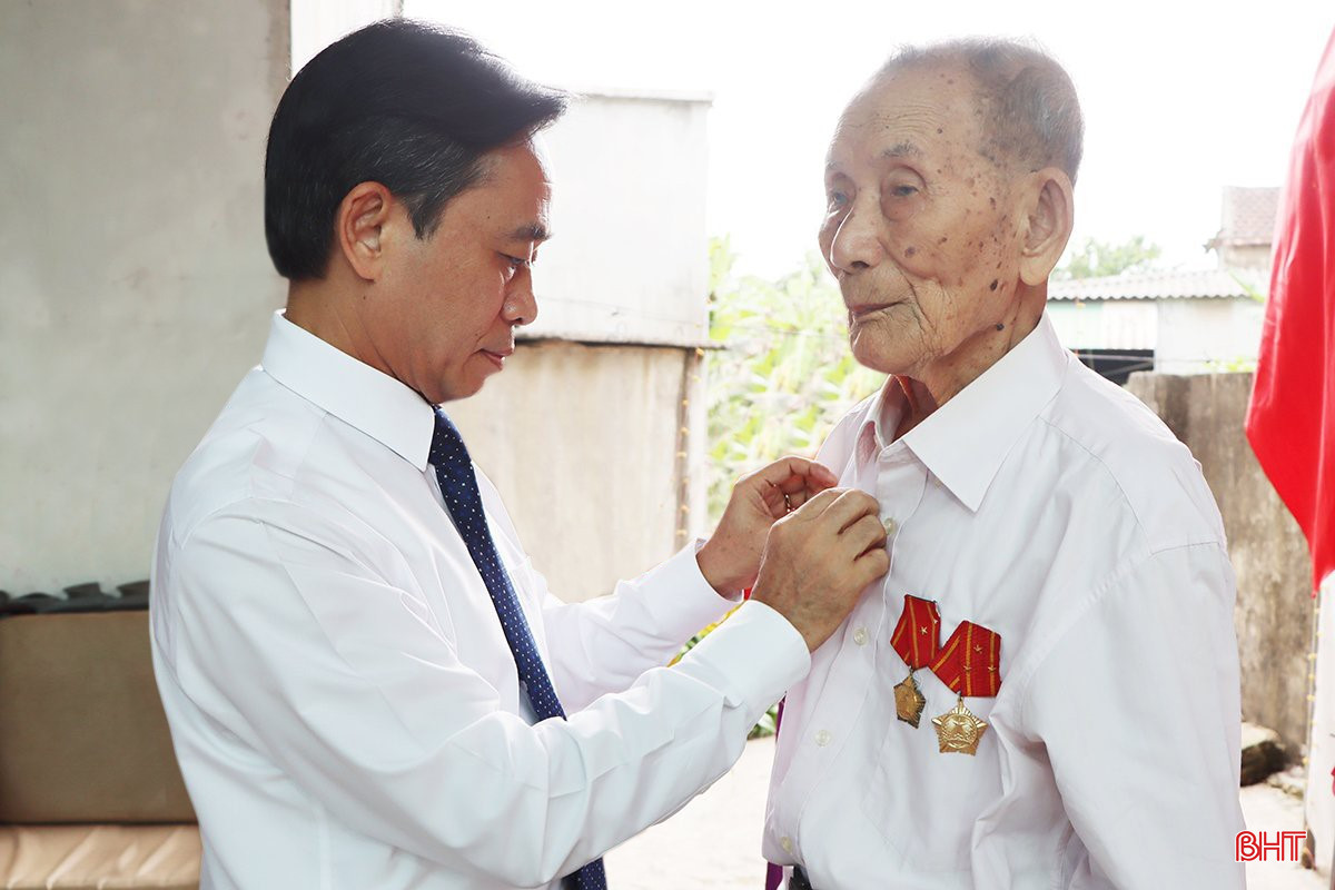 Phó Bí thư Thường trực Tỉnh ủy Trần Thế Dũng trao Huy hiệu 80 năm tuổi Đảng cho đảng viên Lê Quang A. 9999.jpeg