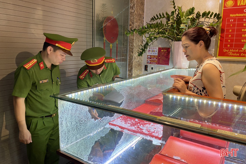 Lực lượng công an kiểm tra hiện trường. 555.jpg