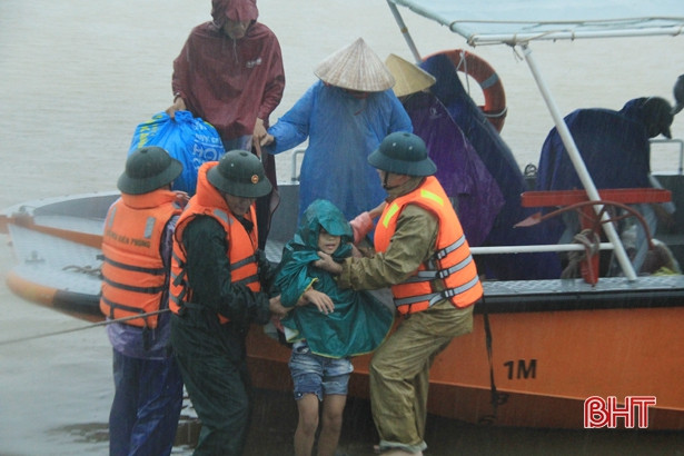 Thạch Hà, Nghi Xuân gấp rút sơ tán người dân ra khỏi vùng nguy hiểm ảnh 6 Thạch Hà, Nghi Xuân gấp rút sơ tán người dân ra khỏi vùng nguy hiểm
