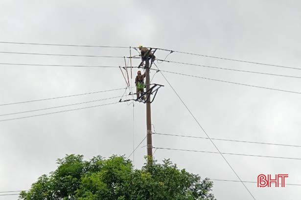 Nhanh chóng khắc phục sự cố hệ thống điện lưới ở Vũ Quang