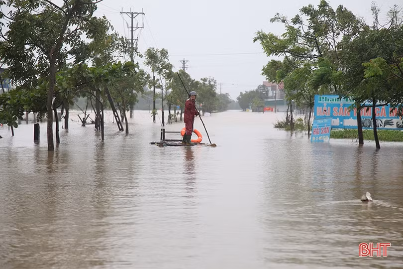 Mênh mông biển nước nhấn chìm hàng chục nghìn nhà dân ở Hà Tĩnh