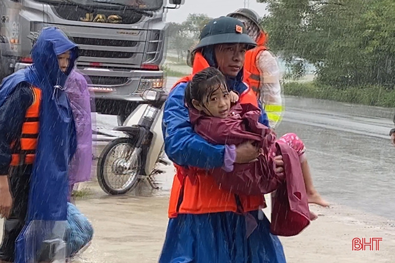 Công an Thạch Hà giải cứu nhiều hộ dân mắc kẹt vì ngập lũ