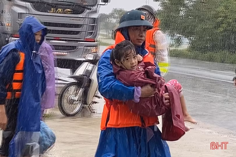 Công an Thạch Hà giải cứu nhiều hộ dân mắc kẹt vì ngập lũ