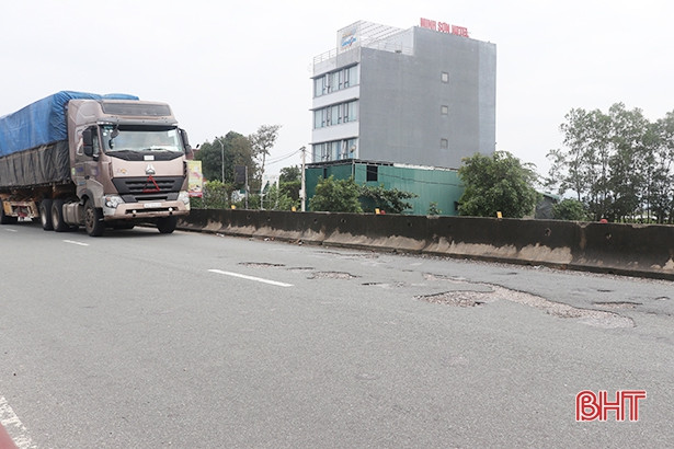 Quốc lộ 1A từ TX Hồng Lĩnh đến Thạch Hà chi chít ổ gà