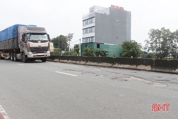 Quốc lộ 1A từ TX Hồng Lĩnh đến Thạch Hà chi chít ổ gà