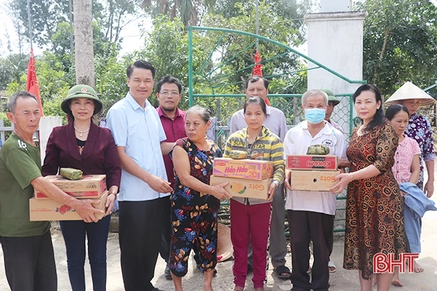 Thêm nhiều phần quà ý nghĩa hướng về người dân vùng lũ Hà Tĩnh
