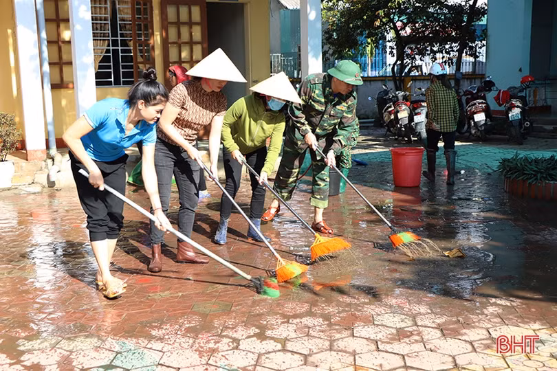 Bí thư Tỉnh ủy thăm hỏi, động viên người dân vùng lũ Cẩm Xuyên ảnh 10 Bí thư Tỉnh ủy thăm hỏi, động viên người dân vùng lũ Cẩm Xuyên