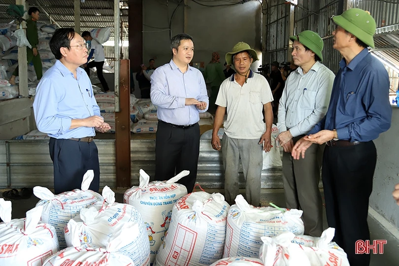 Khẩn trương khắc phục hậu quả lũ lụt, hỗ trợ người dân Hà Tĩnh sấy lúa