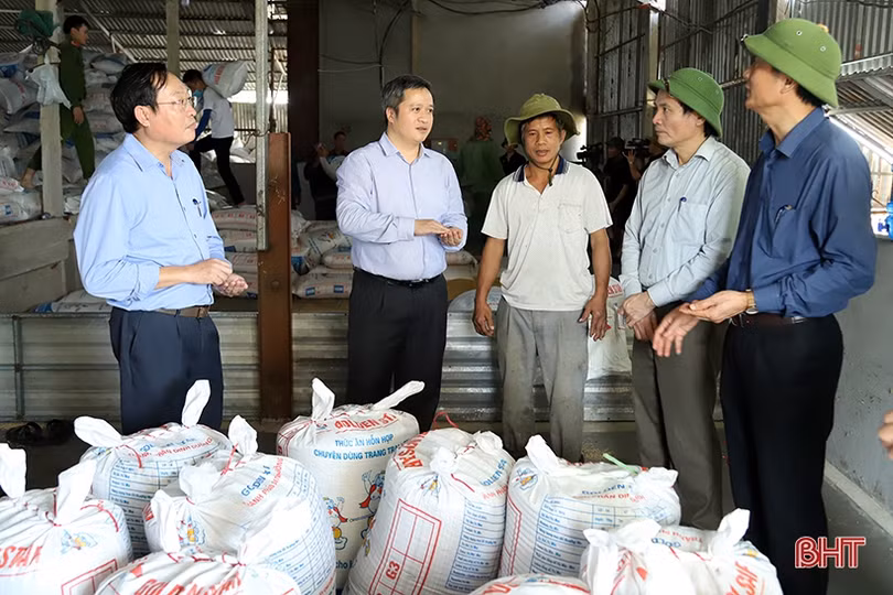 Khẩn trương khắc phục hậu quả lũ lụt, hỗ trợ người dân Hà Tĩnh sấy lúa