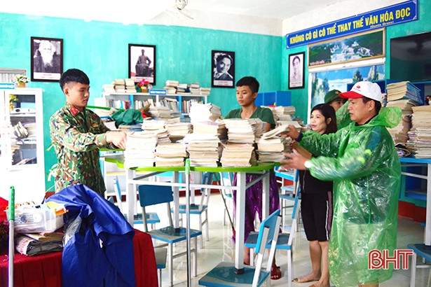 Trung đoàn 841 giúp Trường THCS Hà Huy Tập vệ sinh trường lớp sau lũ