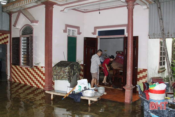 Người dân các địa phương ở Hà Tĩnh tập trung xử lý môi trường sau lũ