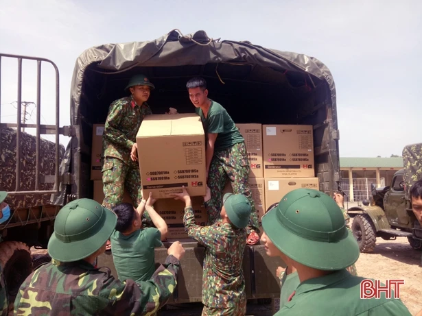 Nhiều tình cảm hỗ trợ đến với người dân vùng lũ