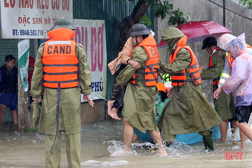 Công an Thạch Hà giải cứu nhiều hộ dân mắc kẹt vì ngập lũ