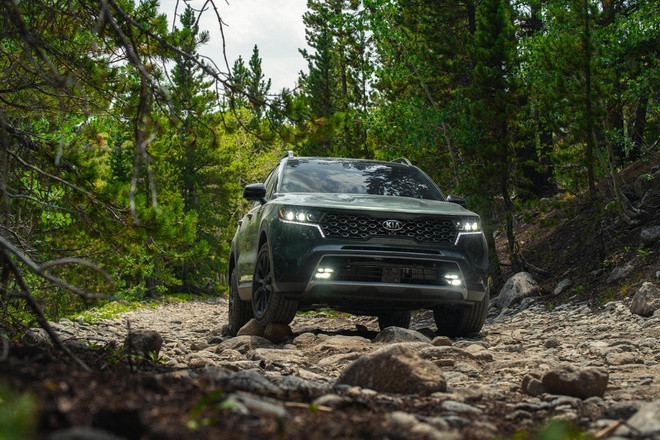 Kia Sorento 2021 tự khóa bánh xe sau va chạm