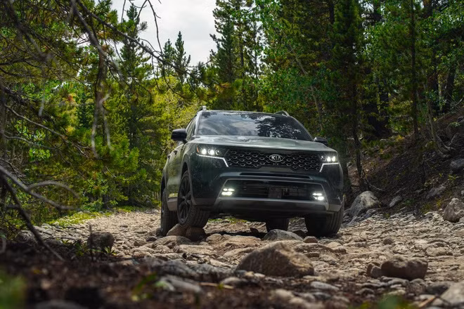 Kia Sorento 2021 tự khóa bánh xe sau va chạm