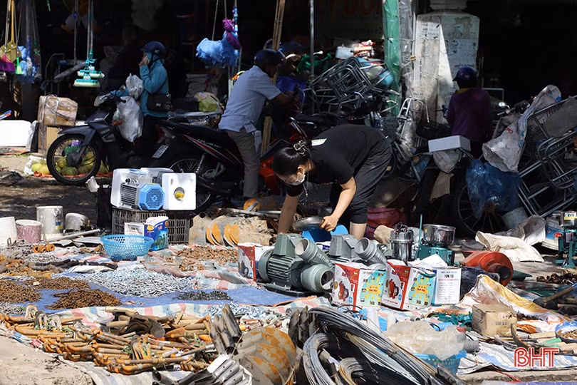 Tranh thủ trời nắng, tiểu thương Hà Tĩnh phơi hàng hóa sau mưa lũ