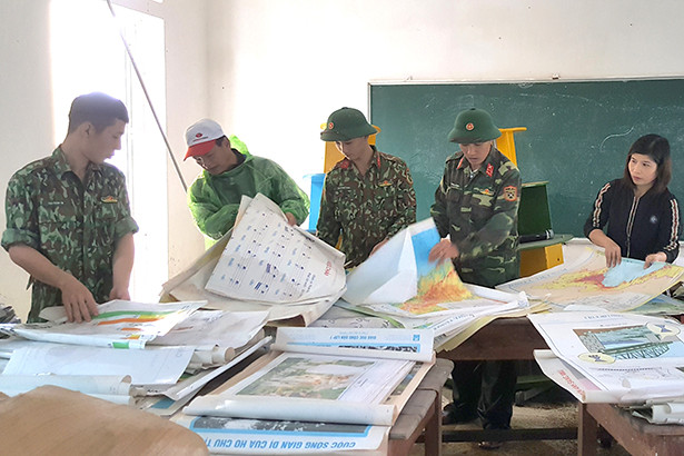 Trung đoàn 841 giúp Trường THCS Hà Huy Tập vệ sinh trường lớp sau lũ