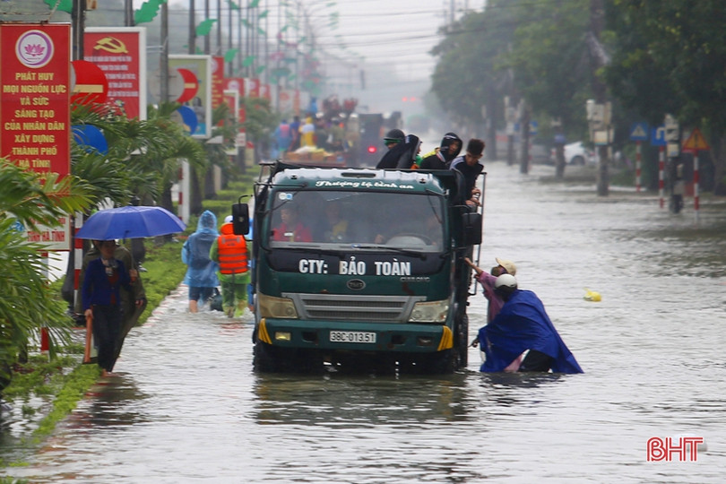 Hà Tĩnh: Nhiều xe tải lớn làm “taxi” miễn phí cho người dân vùng lụt