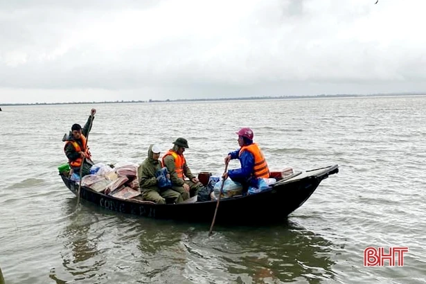 Nhiều tình cảm hỗ trợ đến với người dân vùng lũ