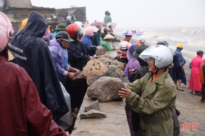 Huy động cả trăm người ứng cứu đê biển bị sạt lở ở Cẩm Nhượng