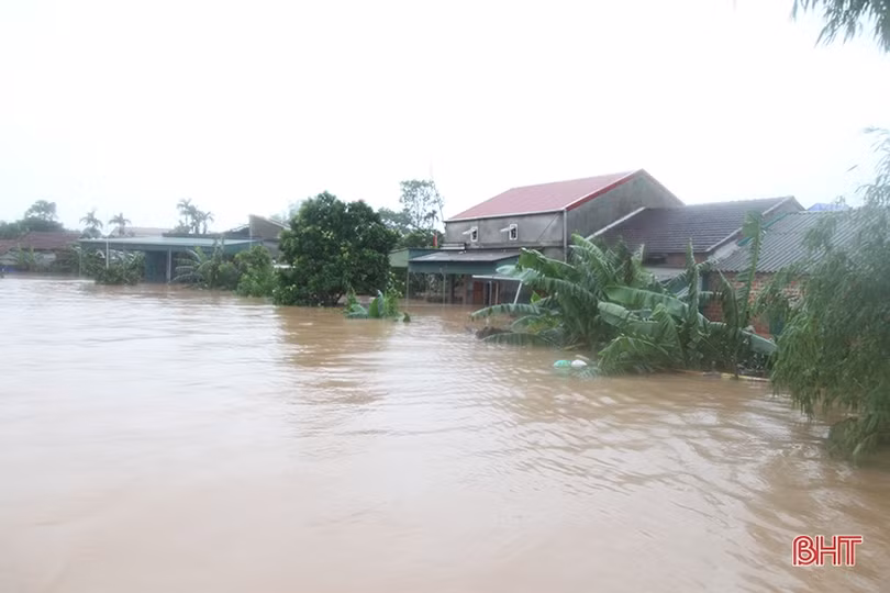 Mênh mông biển nước nhấn chìm hàng chục nghìn nhà dân ở Hà Tĩnh