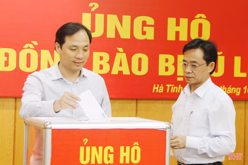 Cán bộ, công chức Hà Tĩnh quyên góp ủng hộ bà con vùng lũ