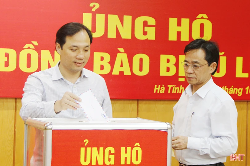 Cán bộ, công chức Hà Tĩnh quyên góp ủng hộ bà con vùng lũ