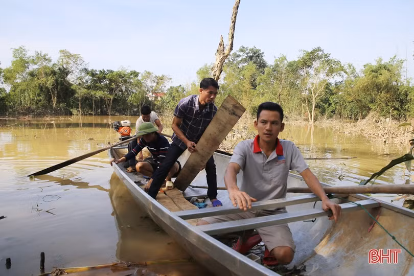 2 ngày “quên ăn” cứu hàng trăm người dân trong “tâm lũ” Hà Tĩnh