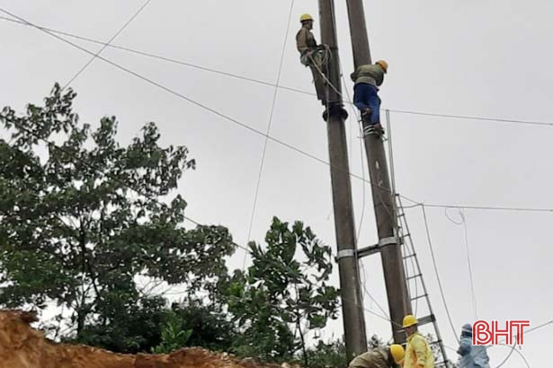 Nhanh chóng khắc phục sự cố hệ thống điện lưới ở Vũ Quang