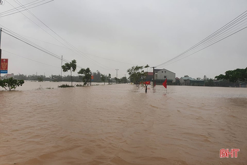 Phó Thủ tướng Trịnh Đình Dũng cùng lãnh đạo Hà Tĩnh trao quà cứu trợ “tâm lũ” Cẩm Xuyên