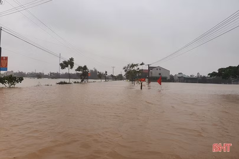 Phó Thủ tướng Trịnh Đình Dũng cùng lãnh đạo Hà Tĩnh trao quà cứu trợ “tâm lũ” Cẩm Xuyên