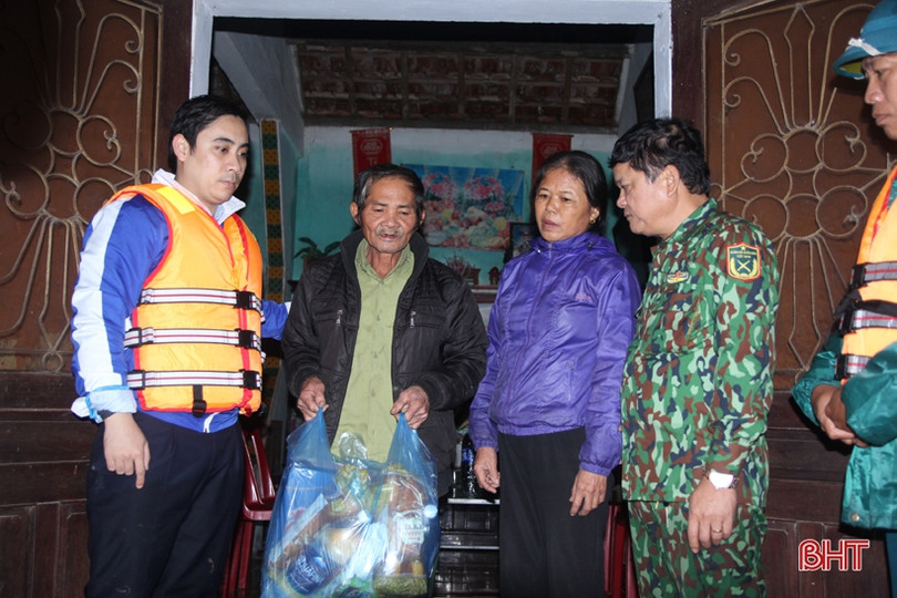 Tuổi Trẻ Hà Tĩnh hỗ trợ người dân vùng lũ 300 triệu đồng