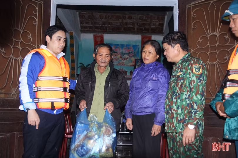 Tuổi Trẻ Hà Tĩnh hỗ trợ người dân vùng lũ 300 triệu đồng