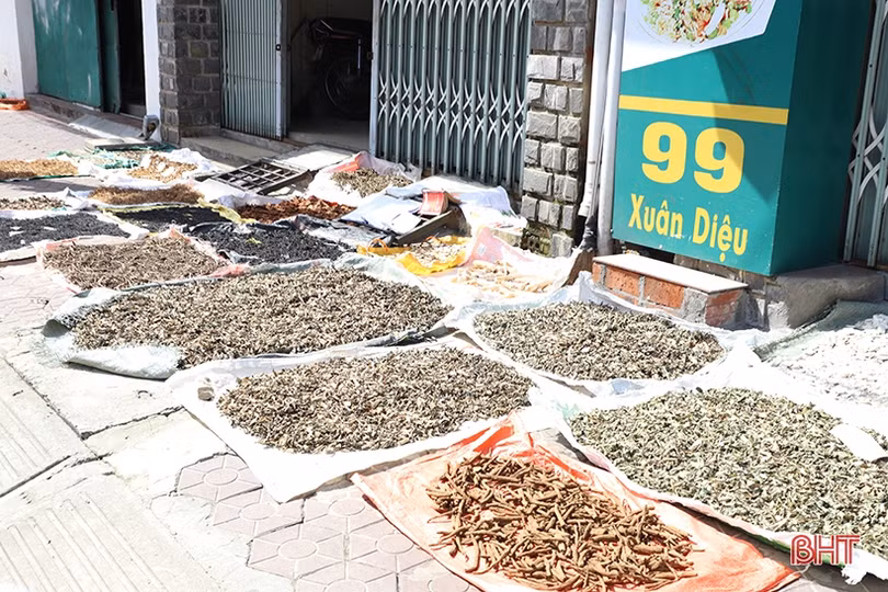 Tranh thủ trời nắng, tiểu thương Hà Tĩnh phơi hàng hóa sau mưa lũ