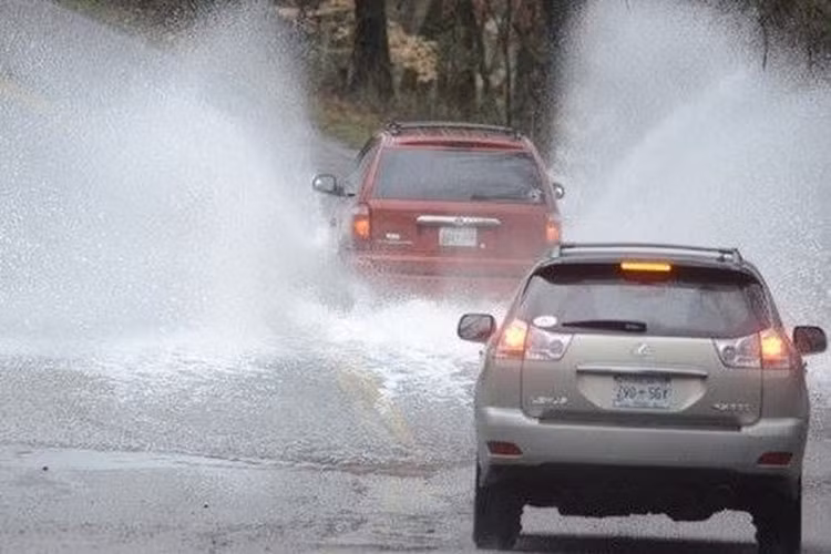 Kinh nghiệm lái xe trong ngày mưa bão