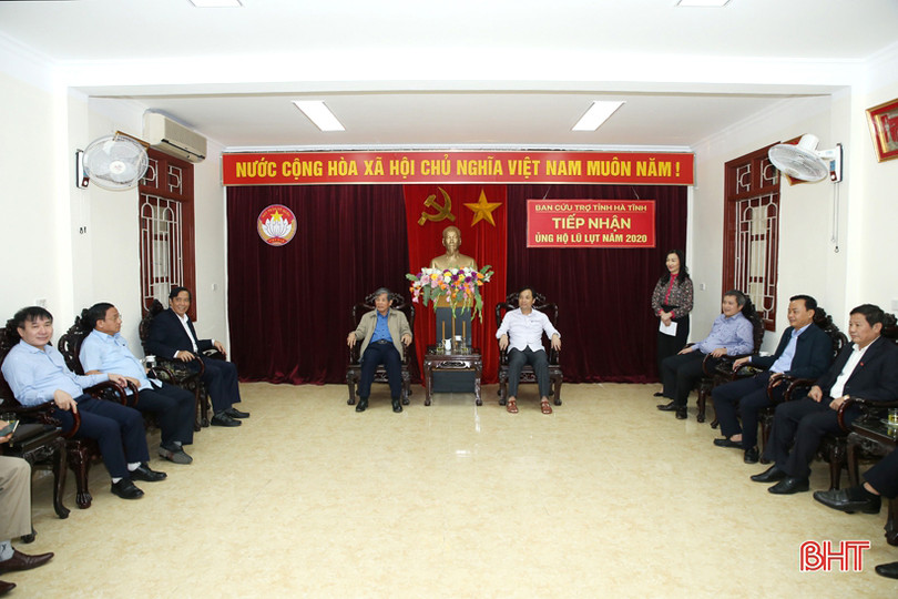 Hội đồng hương Hà Tĩnh tại Hà Nội hỗ trợ bà con vùng lũ 1,4 tỷ đồng