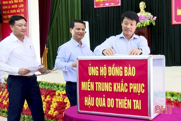 Cán bộ, công chức Hà Tĩnh quyên góp ủng hộ bà con vùng lũ