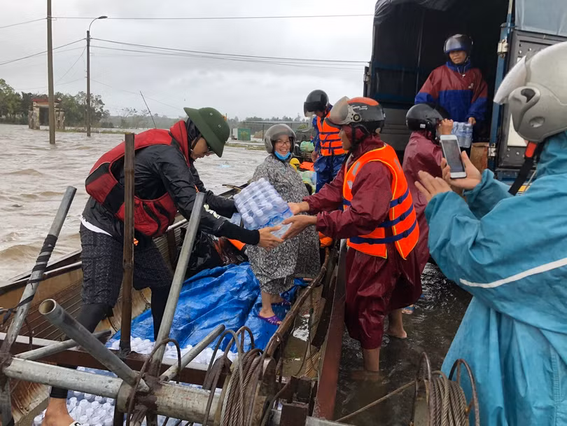 PVC và đội xuồng hơi Hà Nội giải cứu 91 người dân kẹt trong vùng lũ
